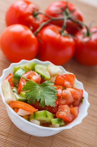 Ensalada Tomates Pepinos Sobre Manteles Bambú Tomates Rojos Fondo — Foto de Stock