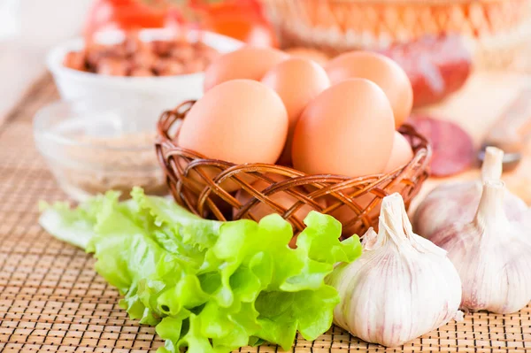 Sla Rode Tomaten Eieren Worst Appels Pinda Een Tafelkleed Van — Stockfoto