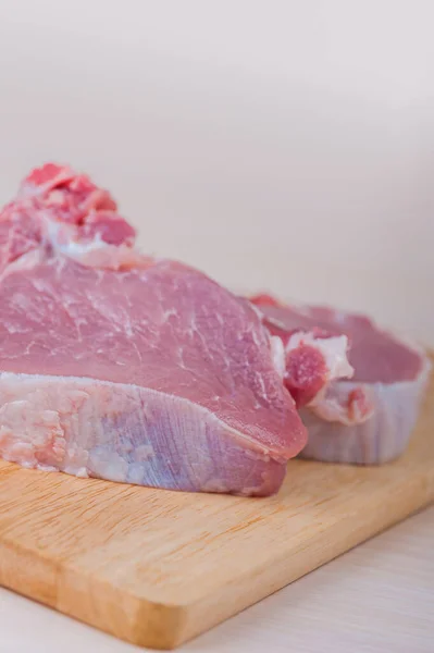 Carne Porco Deitada Uma Tábua Corte Madeira — Fotografia de Stock