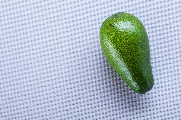 Зеленый Спелый Авокадо Сером Столе — стоковое фото