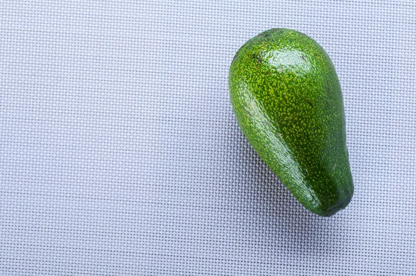 Aguacate Verde Maduro Sobre Mesa Gris —  Fotos de Stock