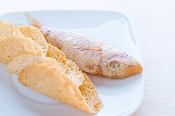 Peixe Vermelho Está Prato Branco Batatas Fritas Estão Por Perto — Fotografia de Stock