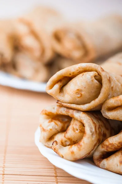 Crêpes Avec Une Farce Sur Une Assiette Blanche — Photo