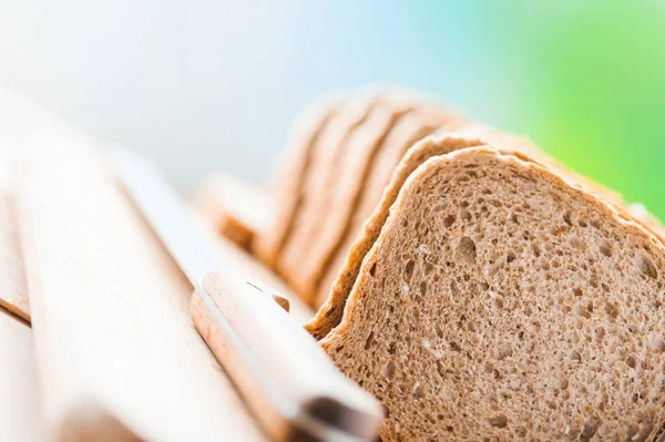 Picado Pedaços Pão Trigo Uma Tábua Corte — Fotografia de Stock