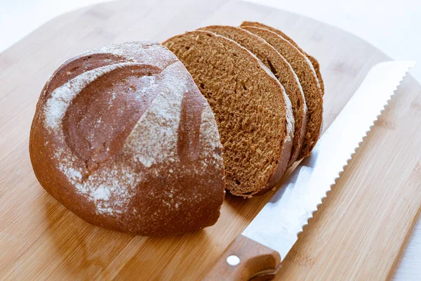Koyu Çavdar Ekmeği Ahşap Bir Tahtanın Üzerinde Yatıyor — Stok fotoğraf