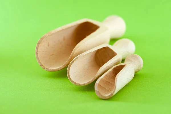 Wooden Measuring Scoops Cereals Flour Different Size Scope Green Background — Stock Photo, Image