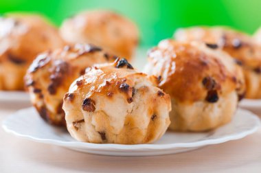 Masada beyaz bir tabakta kuru üzümlü lezzetli taze Madfinler..