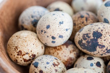 Tahta masada kasede bıldırcın yumurtası.