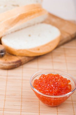 Yuvarlak cam bir kasede somon balığı yumurtası.. 