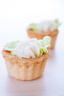 Işık masasında iki güzel pasta.