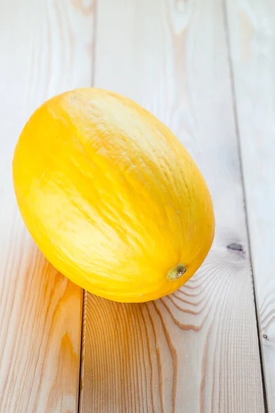 Melón Amarillo Maduro Yacen Sobre Una Mesa Madera — Foto de Stock