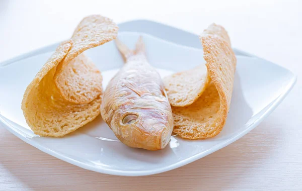 Red Fish Lie White Plate Potato Chips Nearby — Stock Photo, Image