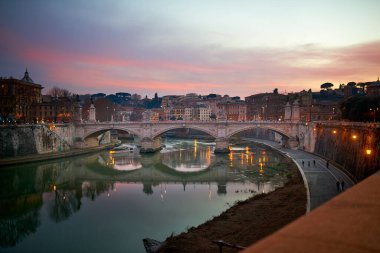 Ponte Vittorio Emanuele İtalya 'nın Tiber kentinde, Roma' nın tarihi merkezini Roma Pons Neronianus yakınlarındaki Rione Borgo ve Vatikan şehrine bağlayan köprü..