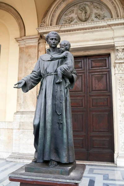 意大利罗马Via Merulana的圣安东尼奥拉特拉诺大教堂雕像 — 图库照片