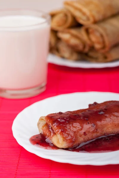 Pannenkoeken Met Kaas Vulling Besprenkeld Met Bessenjam Pannenkoeken Een Glas — Stockfoto