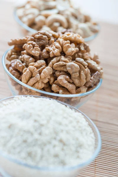 Drei Glasschalen Mit Walnuss Weißem Sesam Und Cashewnüssen Auf Einer — Stockfoto