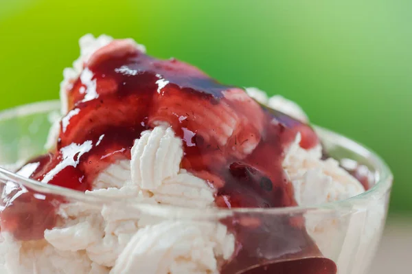 Sabroso Postre Con Crema Batida Tazón Vidrio Encuentra Sobre Mesa — Foto de Stock