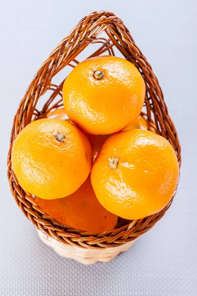 Tasty Ripe Tangerines Lie Wicker Basket — Stock Photo, Image