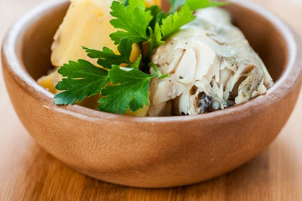 Pescado Con Papas Hervidas Perejil Tazón Sobre Mesa Madera —  Fotos de Stock