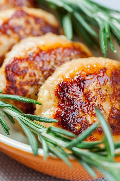 Schnitzel Und Rosmarin Orangefarbener Schüssel Auf Blau Karierter Tischdecke — Stockfoto