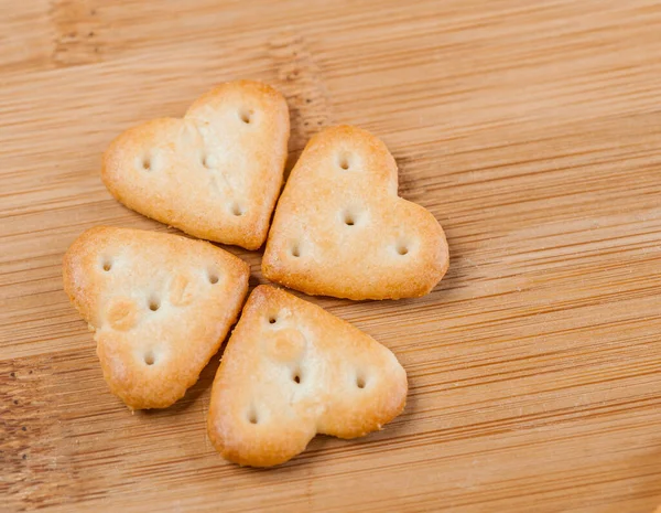 Quatro Biscoitos Forma Coração Padrão Alinhado Mesa Madeira — Fotografia de Stock