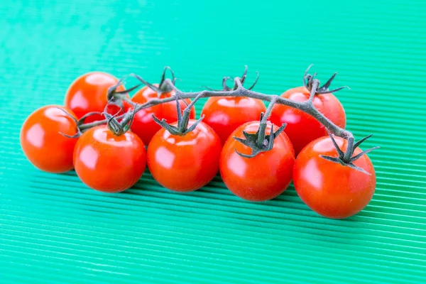 Kırmızı Domates Dalıyla Yeşil Masa Örtüsü — Stok fotoğraf