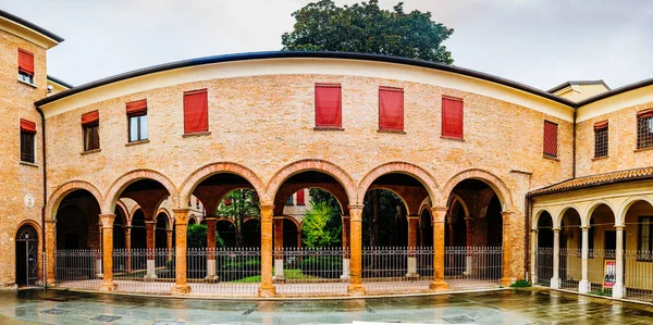 Ferrara Talya Santa Anne Meydanı Bitişiğinde Manastır Portico Kalıntıları Olan — Stok fotoğraf