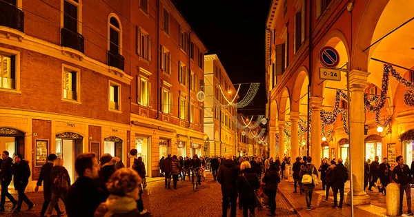 Modena Italien November 2016 Folk Firar Jul Och Nyår Gatan — Stockfoto