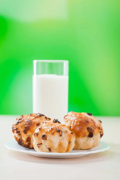 Tres Magdalenas Decoradas Con Chocolate Con Pasas Plato Blanco Vaso — Foto de Stock