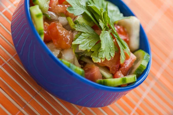 Salade Aux Concombres Tomates Persil Dans Bol Bleu Sur Nappe — Photo