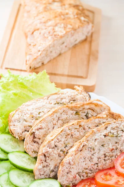 Slices Savory Meatloaf Vegetables Cucumbers Tomatoes Lettuce Close — Stock Photo, Image