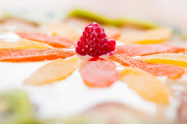 Pastel Con Kiwi Rodajas Piña Crema Sobre Tabla Madera —  Fotos de Stock