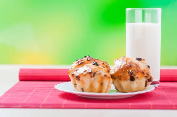 Cupcakes Versierd Met Rozijnen Witte Plaat Glas Melk Achtergrond Groen — Stockfoto