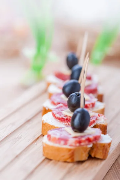 Sanduíches Salsicha Queijo Azeitonas Palito Mesa Madeira Fundo — Fotografia de Stock