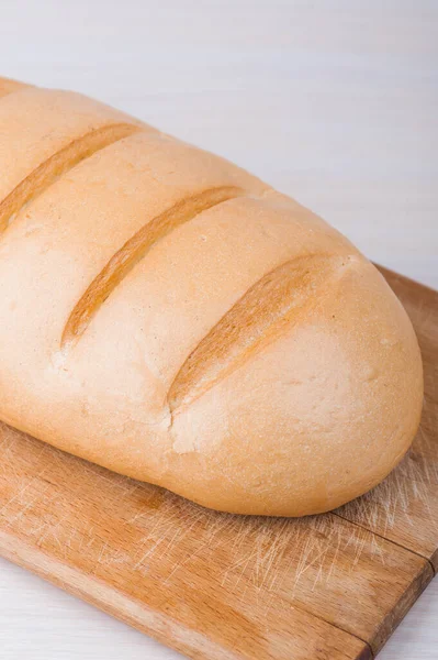 Hoja Pan Trigo Blanco Acostado Una Vieja Tabla Cortar Madera —  Fotos de Stock