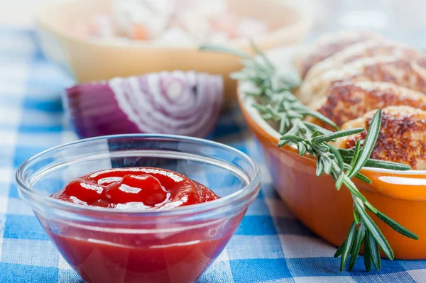 Chuletas Cerdo Ketchup Cebolla Mostaza Ensalada Servilleta Azul — Foto de Stock