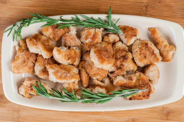 Trozos Pollo Frito Con Romero Plato Sobre Una Mesa Madera — Foto de Stock