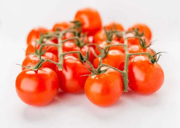 Tomates Vermelhos Maduros Ramo Fundo Branco — Fotografia de Stock