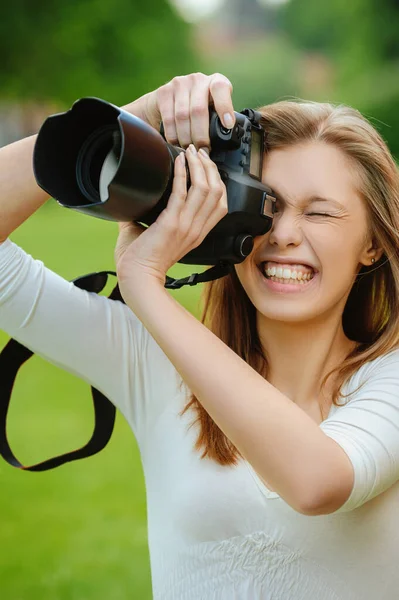 Una Hermosa Joven Con Una Gran Cámara Espejo Digital — Foto de Stock