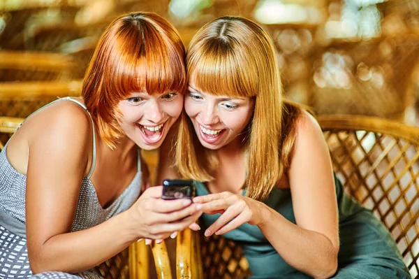 Zwei Junge Fröhliche Frauen Lesen Sms Auf Dem Handy Vor — Stockfoto