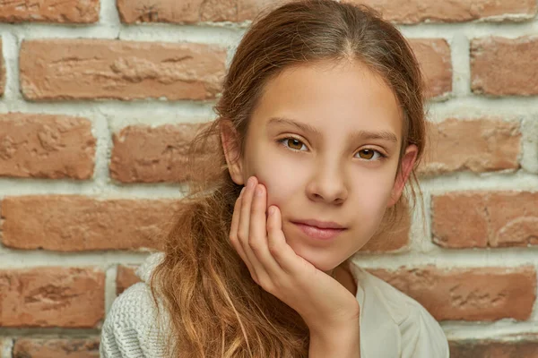 Chica Adolescente Con Pelo Largo Pensativamente Contra Pared Ladrillo —  Fotos de Stock