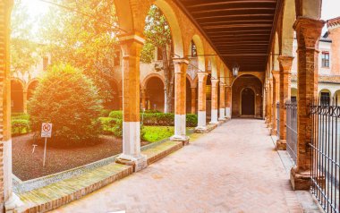 Ferrara, İtalya: Santa Anne Meydanı. Bitişiğinde manastır ve portico kalıntıları olan kapı bugün antik hastaneden.