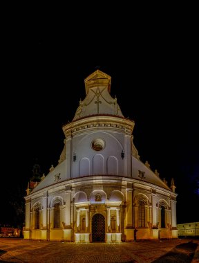 ZAMOSC, POLAND - 30 Ekim 2017: Diriliş Katedrali ve Aziz Thomas Havarisi aynı zamanda Zamosc Katedrali olarak da bilinir.