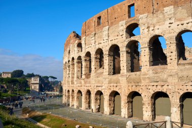 ROME, ITALY - 26 HAZİRAN 2016: Kolezyum veya Kolezyum, Flavian Amfitiyatrosu olarak da bilinir, merkezi oval amfitiyatrodur. Beton ve kumdan yapılmıştır, en büyük amfitiyatrodur..