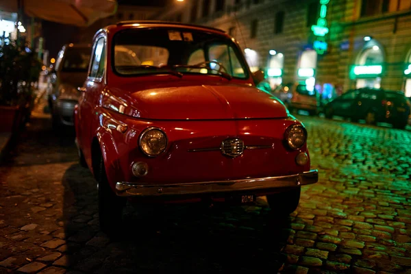 Roma Włochy Styczeń 2016 Mały Czerwony Antyczny Fiat Samochodowy Nocy — Zdjęcie stockowe