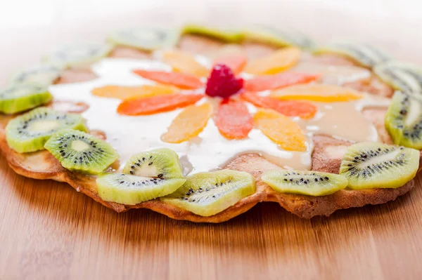 Kuchen Mit Kiwi Und Ananasscheiben Und Sahne Auf Holzbrett — Stockfoto