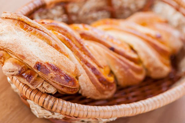 Brotwirbel Korb Auf Einem Holztisch — Stockfoto