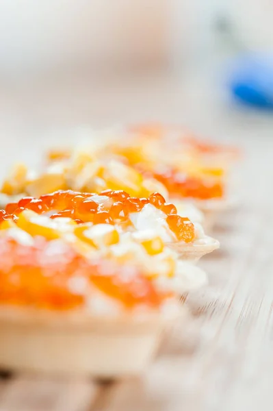 Tartelettes Avec Caviar Maïs Sur Panneau Dur Bois — Photo