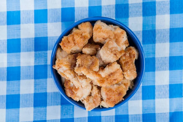 Trozos Pollo Frito Plato Azul Sobre Mantel Cuadros —  Fotos de Stock