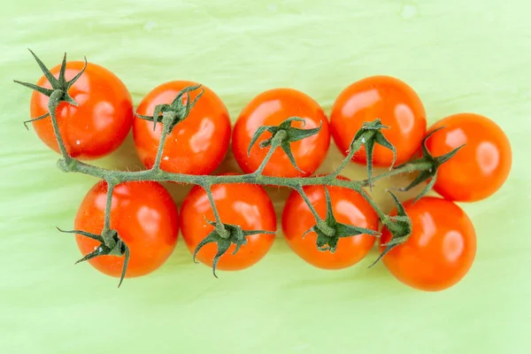 Tomates Rojos Maduros Una Rama Sobre Fondo Verde — Foto de Stock